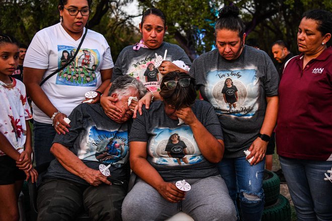 Na pogrebni slovesnosti se je babica Connie Rubio skupaj z družino poslovila od desetletne Alexandrie Aniyah Rubio, ki je umrla v množičnem streljanju na osnovni šoli v Teksasu. Teden dni po šolskem pokolu, v katerem je umrlo 19 otrok in dva učitelja, naj bi žalujoče družine danes organizirale prve pogrebe teksaških žrtev streljanja. Predsednik Joe Biden je obljubil, da si bo prizadeval za strožjo ureditev orožja v ZDA. Foto: Chandan Khanna/Afp
