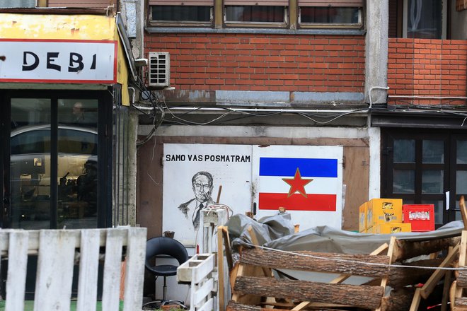 Tako kot celotna BiH je tudi Prijedor, kamor so se nekateri slovenski politiki nekoč radi zatekli po posojilo, obtičal globoko v zgodovini. FOTO: Lombar Tomi/Delo
