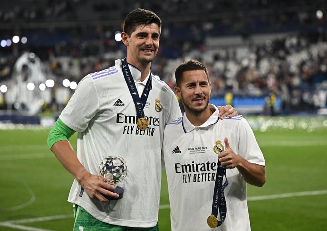 Belgijski ponos: Thibaut Courtois (levo) je bil z obrambami junak finala v Parizu, Eden Hazard pa je v ekipi Reala še naprej obrobna figura. FOTO: Dylan Martinez/Reuters
