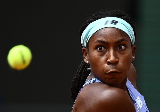 Coco Gauff se je zmagovito osredotočila za polfinale. FOTO: Christophe Archambault/AFP
