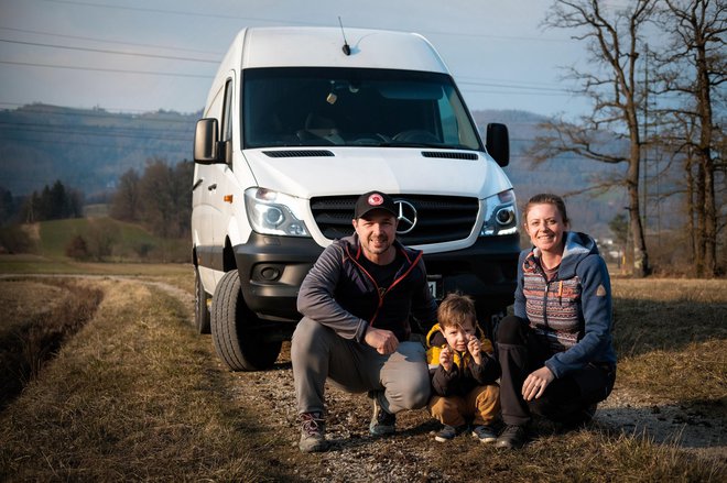 Najdaljša pot, ki so jo Simon, Ren in Nina Kogej do zdaj opravili s kombijem, je bilo krstno raziskovanje Španije v času novega leta, sledilo je še krajše potepanje po vzhodni Srbiji in Nemčiji. FOTO: osebni arhiv
