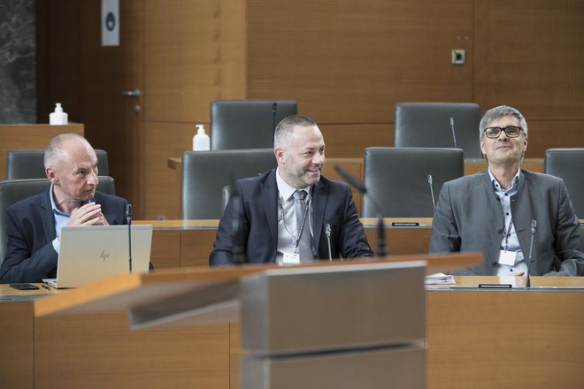 Danijel Bešič Loredan, kandidat za zdravstvenega ministra. Ob njem Aleš Šabeder in Dorjan Marušič. FOTO: Jure Eržen/Delo

