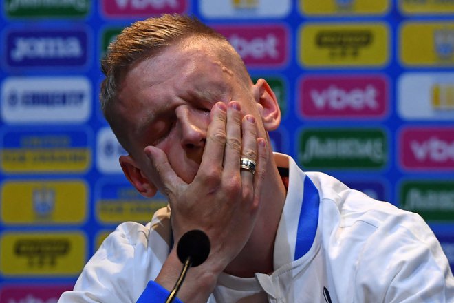 Ukrajinec Oleksandr Zinčenko je bil zelo čustven na novinarski konferenci pred tekmo s Škotsko. FOTO: Andy Buchanan/AFP
