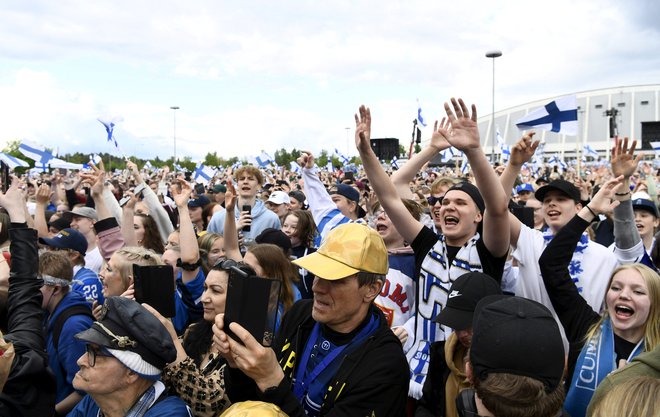 Finske hokejiste je prišlo pozdravit 30.000 navijačev. FOTO: Emmi Korhonen/Reuters
