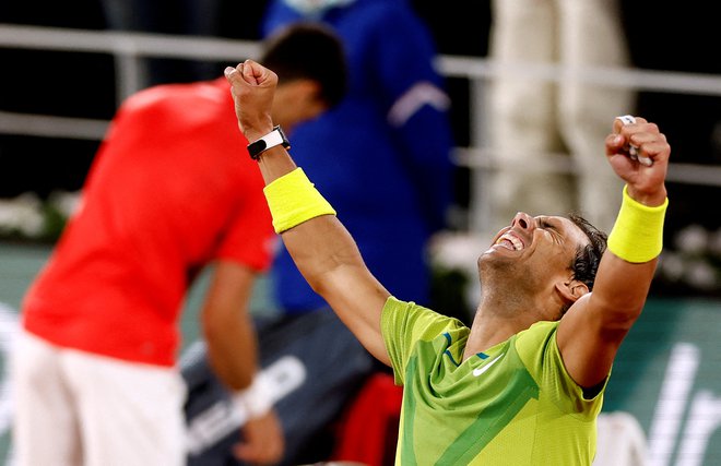 Rafael Nadal proslavlja zmago nad Novakom Đokovićem (v ozadju) po enem svojih najboljših obračunov v karieri. FOTO: Yves Herman/Reuters
