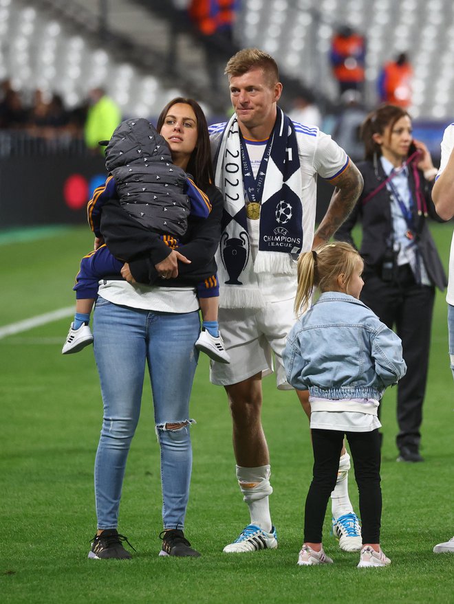 Toni Kroos z družino po finalni tekmi v Parizu. FOTO: Kai Pfaffenbach/Reuters
