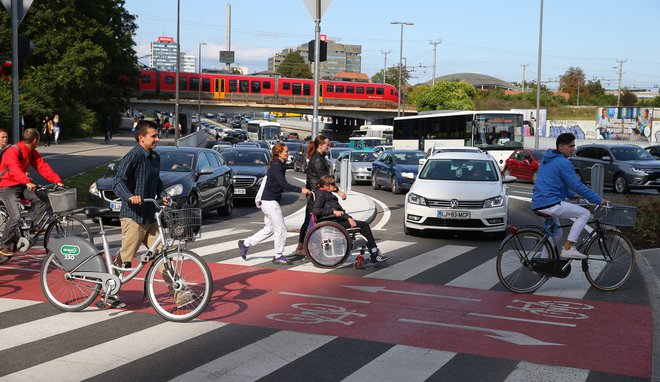 Mreža kolesarskih stez v Ljubljani se sicer izboljšuje, a ima še vedno veliko pomanjkljivosti. FOTO: Jože Suhadolnik/Delo

