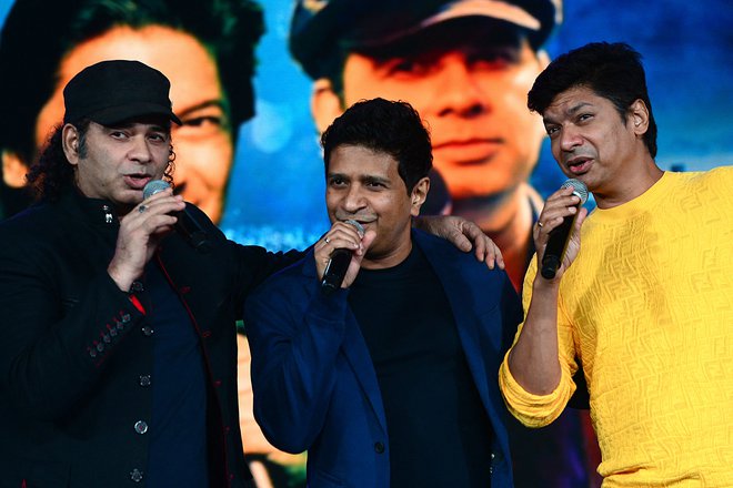 KK (na sredini) v družbi kolegov pevcev z bollywoodske scene septembra lani. FOTO: AFP
