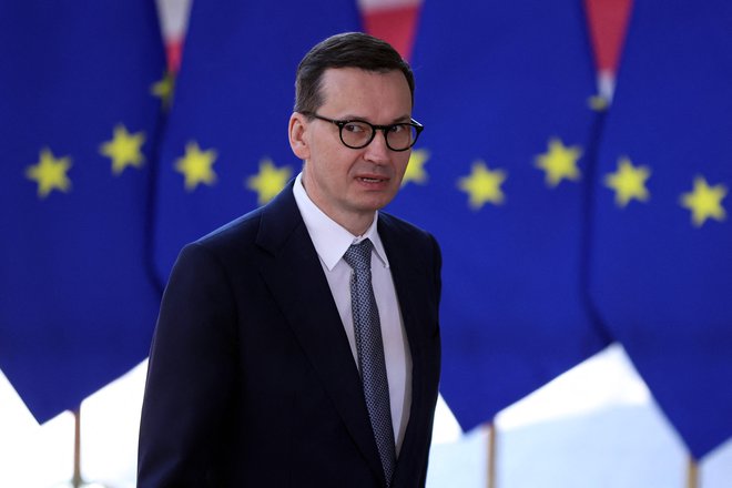 Poljski premier Mateusz Morawiecki se bo po odobritvi poljskega načrta za okrevanje srečal s predsednico evropske komisije Ursulo von der Leyen. FOTO: Kenzo Tribouillard/AFP
