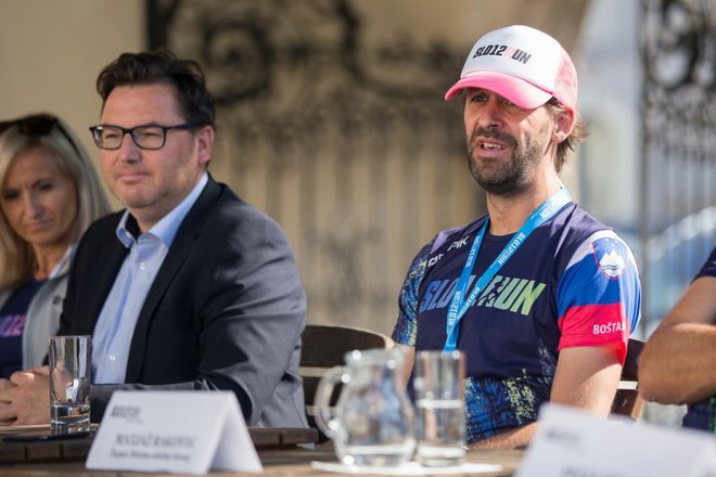 Predsednik Atletske zveze Slovenije Roman Dobnikar in direktor tekme Klemen Boštar. FOTO: Matej Kastelic
