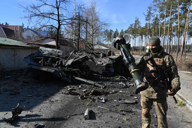 Veliko kosov orožja, ki jih države pošiljajo v Ukrajino, bo&nbsp;končalo v rokah kriminalcev. FOTO: Sergei Supinsky/AFP
