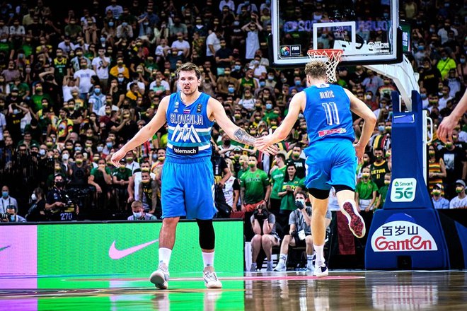 Luka Dončić in Jaka Blažič v skupni akciji. FOTO: FIBA
