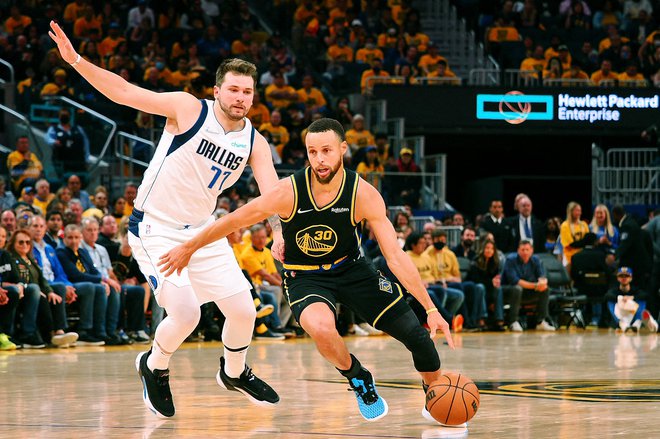 Luka Dončić in soigralci iz Dallasa v končnici Stephenu Curryju niso mogli preprečiti prodora v finale lige NBA. FOTO: Kelley L. Cox/Usa Today Sports
