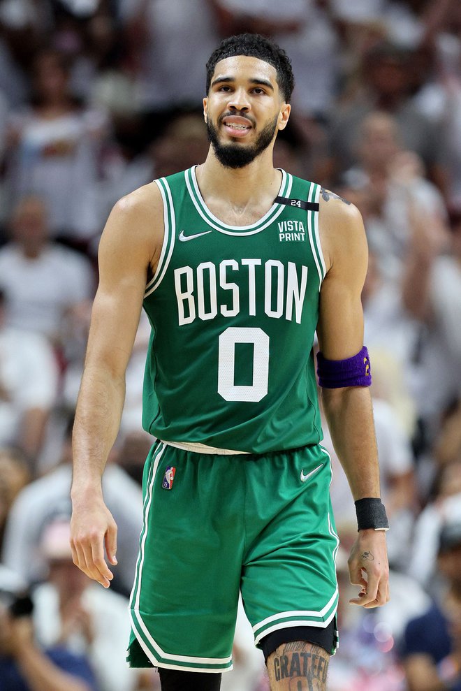 Bostonov zvezdnik Jayson Tatum pogleduje proti finalni seriji letošnje sezone. FOTO: Andy Lyons/AFP
