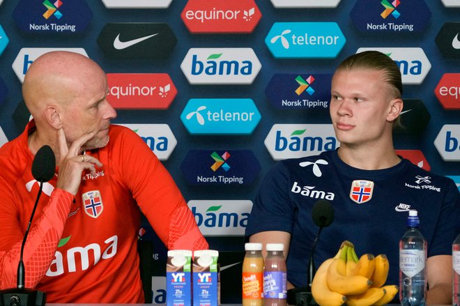 Norveški selektor Ståle Solbakken in prvi zvezdnik Erling Håland sta bila pred odhodom v Srbijo odlično razpoložena. FOTO: Javad Parsa/AFP
