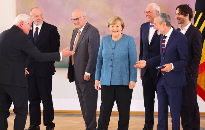 Nekdanja nemška kanclerka Angela Merkel se je 3. maja udeležila podelitve reda za zasluge igralcu Ulrichu Matthesu pri predsedniku države Frank-Walterju Steinmeierju. Gre za enega redkih pojavljanj nekdanje kanclerke v javnosti od zaključka kanclerske kariere. FOTO: Fabrizio Bensch/Reuters
