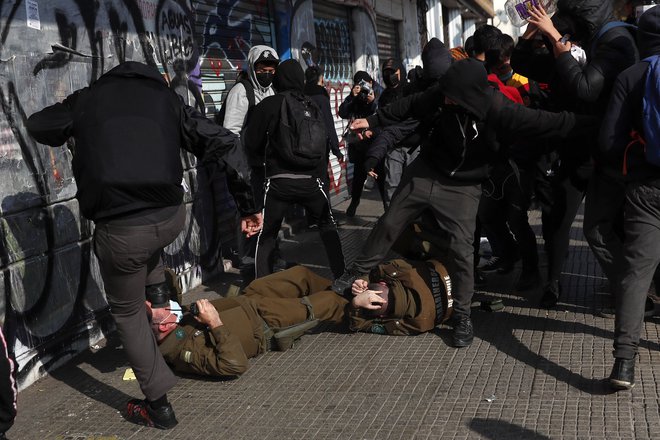 Med protivladnim protestom v Santiagu so protestniki napadli policiste, medtem ko je čilski predsednik Gabriel Boric na kongresu v Valparaisu v Čilu podal svoje prvo letno poročilo o stanju južnoameriške države. Foto: Javier Torres/Afp
