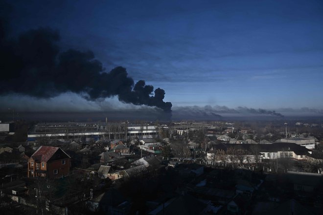 Izbruh vojne v Ukrajini je močno zapletel okrevanje svetovnega gospodarstva po epidemiji. FOTO: Aris Messinis/AFP
