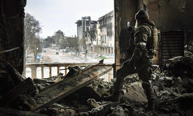 Vsaka vojna za seboj pušča razdejanje, kri in bolečino, težko je razumeti to umazano početje, a prav to poskušajo vojaški analitiki. FOTO: Alexander Nemenov/Afp
