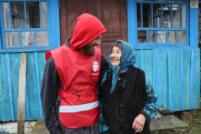 Slovenija je prek Slovenske karitas do zdaj zbrala tri milijone evrov pomoči, ki jo je v finančni obliki in 20 humanitarnih pošiljkah večinoma že posredovala ukrajinski Karitas. Ta je od začetka vojne pomagala 1,5 milijona ljudem. FOTO: Karitas
