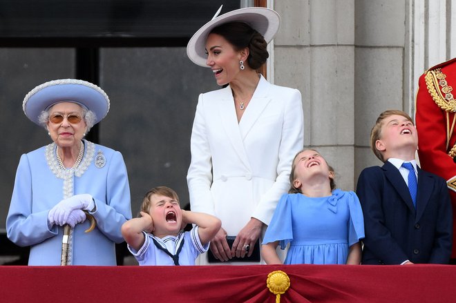 Princa Louisa je očitno zmotil glasen prelet letal, česar pa na balkonu Buckinghamske palače ni skrival. Foto Daniel Leal/ AFP
