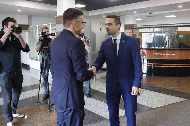 Primopredaja na ministrstvu za obrambo: Matej Tonin in Marjan Šarec. FOTO: Leon Vidic/Delo
