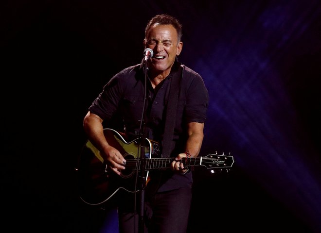 Bruce Springsteen je velikokrat ponovil, da vojna ni za nič dobra. In očitno bo še velikokrat&nbsp;moral ponoviti to sporočilo. FOTO: Mark Blinch/Reuters
