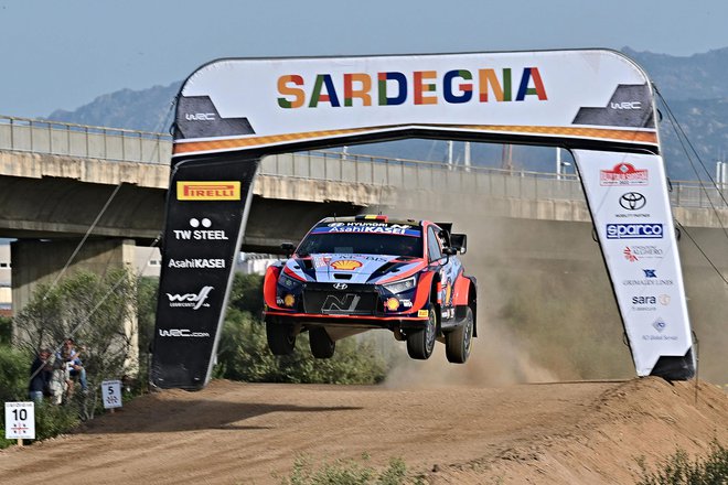 Thierry Neuville s svojim Hyundai i20 Coupejem, v katerem mu družbo dela&nbsp;Martijn Wydaeghe,&nbsp;med prvo sardinsko etapo v znanem letovišču Olbia. FOTO: Andreas Solaro/AFP
