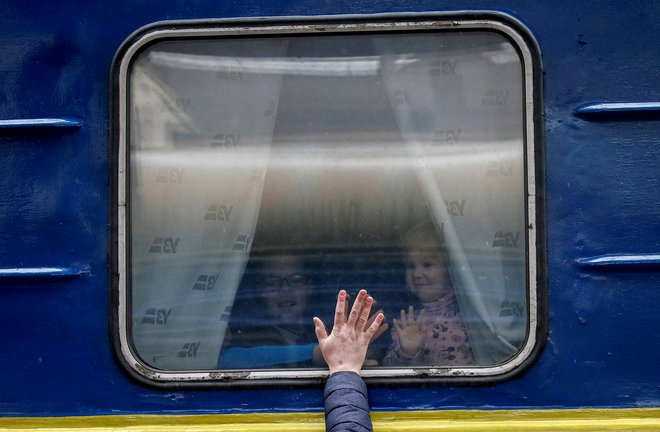 Vsak bebec ve, da lahko vojno konča zgolj popolni poraz enega nasprotnika ali mirovna pogajanja. FOTO: Gleb Garanich/Reuters
