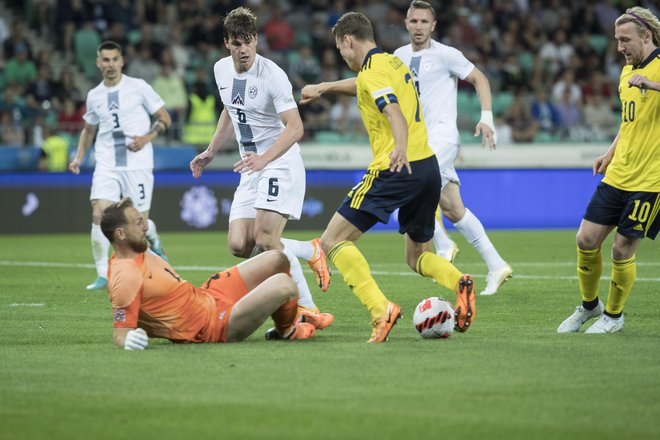 Jan Oblak ustavlja napad Švedske v Stožicah. FOTO: Jure Eržen/Delo
