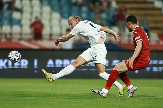 Erling Haaland (v belem dresu) se zdaj lahko pohvali, da je zadel na sloviti Marakani. FOTO: Marko Djurica/Reuters
