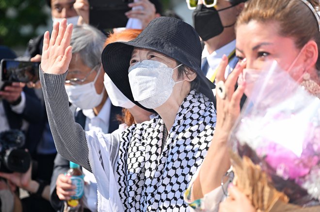 Fusako Šigenobu so iz zapora izpustili 28. maja. Privrženci so jo pričakali s transparentom &raquo;Radi imamo Fusako&laquo;. FOTO: Kotaro Numata/Reuters
