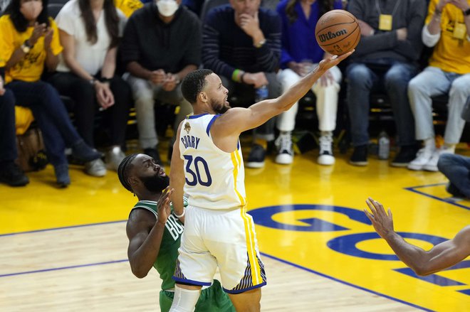 Ostrostrelec domačega moštva Golde State Stephen Curry je nasul sedem trojk, a premalo za zmago. FOTO: Thearon W. Henderson/AFP
