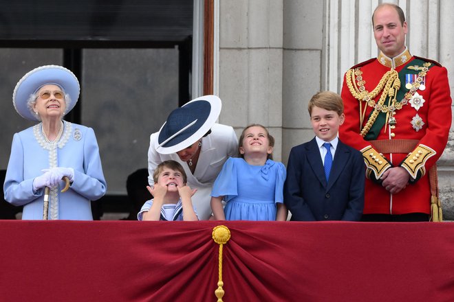 Po prvem dnevu slovesnosti v čast kraljici so si Britanci enotni: ob slavljenki, 96-letni kraljici Elizabeti II. so pozornost brez dvoma &raquo;ukradli&laquo; njeni pravnuki, še posebno mlajši Williamov štiriletni sin Louis. Foto: Daniel Leal/Afp
