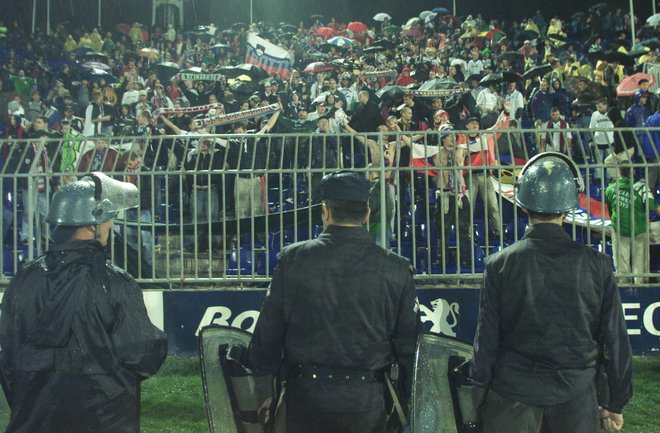 Romanja slovenskih športnih navdušencev v Beograd so bila vselej množična. Eno največjih je bilo septembra 2001, ko sta se Srbija in Slovenija na Partizanovem stadionu razšli brez zmagovalca 1:1. FOTO: Igor Mali
