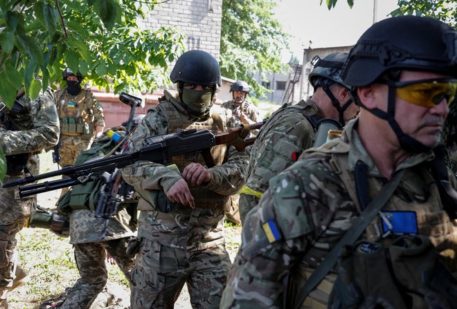 Zadnje branilce Severodonecka, ki se niso pravočasno umaknili, bržkone čaka podobna usoda kot njihove kolege iz Mariupolja. FOTO: Serhii Nuzhnenko/Reuters
