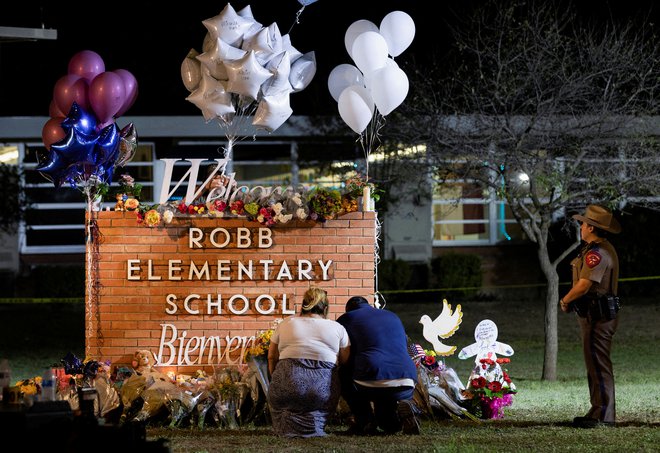 Šok, ki ga je povzročilo streljanje v osnovni šoli v Uvaldeju, se v ZDA še ni polegel. Foto: REUTERS/Nuri Vallbona
