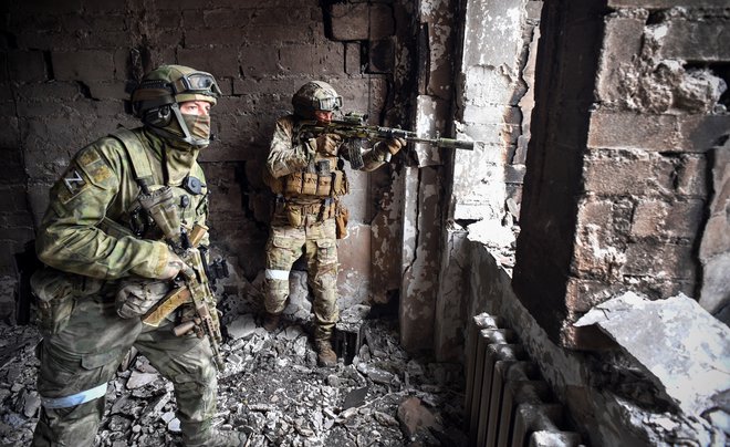 Ruski vojaki v zavzetem Mariupolju. FOTO: Alexander Nemenov/AFP
