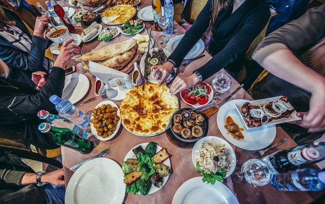 Pa naj kdo reče, da Slovenci ne tečemo pred napovedanim obiskom v trgovino in damo na mizo najboljše, kar imamo! FOTO: Shutterstock
