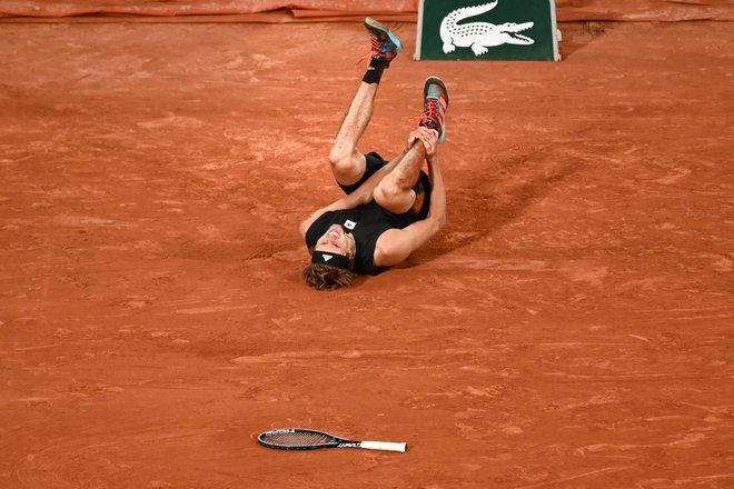 Alexander Zverev je obležal v bolečinah. FOTO: Tomas Stevens/AFP
