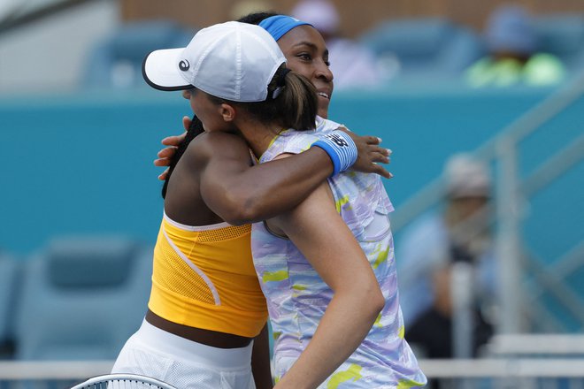 Še konec marca sta se Iga Šwiatek in Coco Gauff (obe na fotografiji) merili na štadionu Hard Rock v Miamiju, v 4. kolu turnirja Miami Open je Poljakinja slavila s&nbsp;6:3 in 6:1.&nbsp;FOTO: Geoff Burke/USA Today Sports
