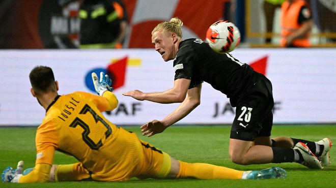 Vratar hrvaške reprezentance Ivica Ivušić&nbsp;ustavlja Xaverja Schlagerja&nbsp;na osiješkem&nbsp;Mestnem štadionu. FOTO: Robert Jaeger/AFP
