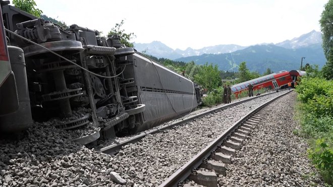 V bližini mesta Garmisch-Partenkirchen je iztiril vlak z okoli 140 potniki. Pri tem so umrli najmanj štirje ljudje. FOTO: AFP
