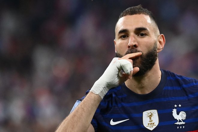 Karim Benzema (na fotografiji) se je v petek zvečer vrnil na štadion Stade de France, a je nekaj dni po finalu lige prvakov in zmagi z Realom tokrat moral priznati poraz z reprezentanco Francije, ki jo je presenetila poražena polfinalistka lanskega evropskega prvenstva, Danska (1:2).&nbsp;FOTO: Franck Fife/AFP
