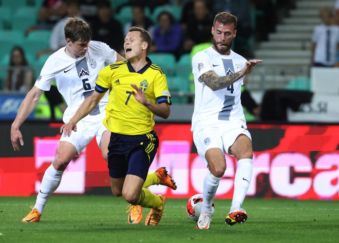 Miha Blažič (desno na tekmi s Švedsko) je trenutno na slovenski reprezentančni dolžnosti. FOTO: Borut Živulović/Reuters
