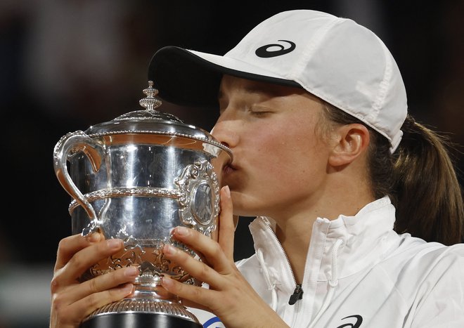 Iga Świątek je s končno zmago v Parizu potrdila, da je nesporna kraljica svetovnega tenisa. FOTO: Yves Herman/Reuters
