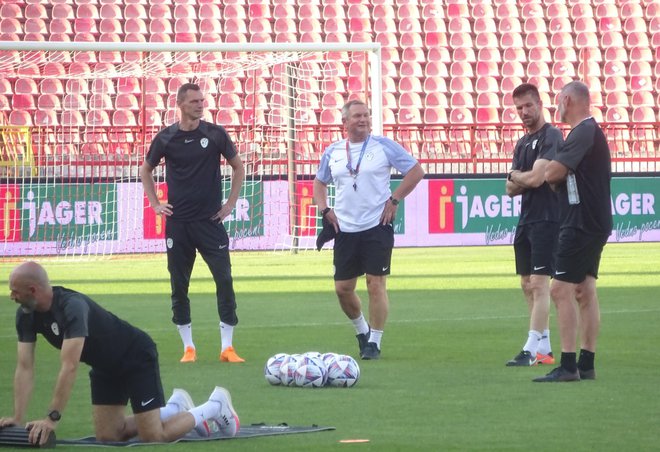 Slovenska nogometna reprezenanca je pod taktirko selektorja Matjaža Keka in njegovih najtesnejših sodelavcev na štadionu Rajka Mitića že opravila trening pred jutrišnjo tekmo s Srbijo. FOTO: Jernej Suhadolnik
