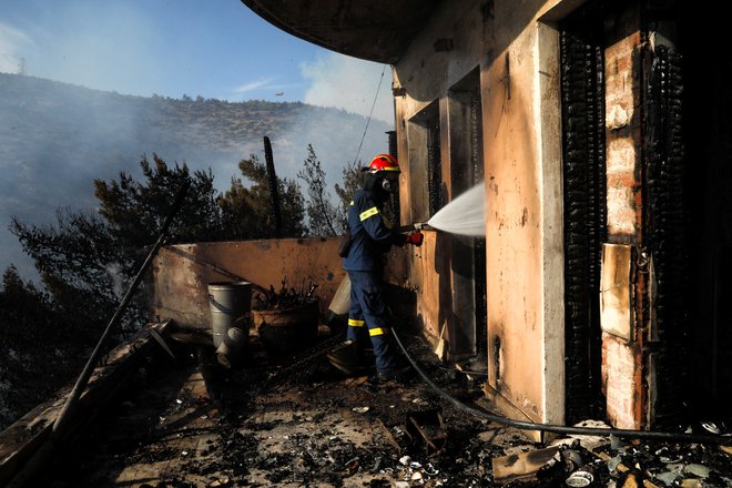 Uničene hiše. FOTO: Costas Baltas/Reuters
