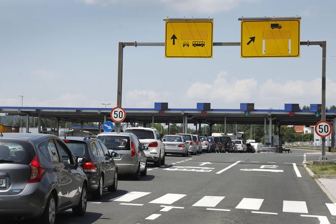 Kolone na meji s Hrvaško. FOTO: Leon Vidic/Delo
