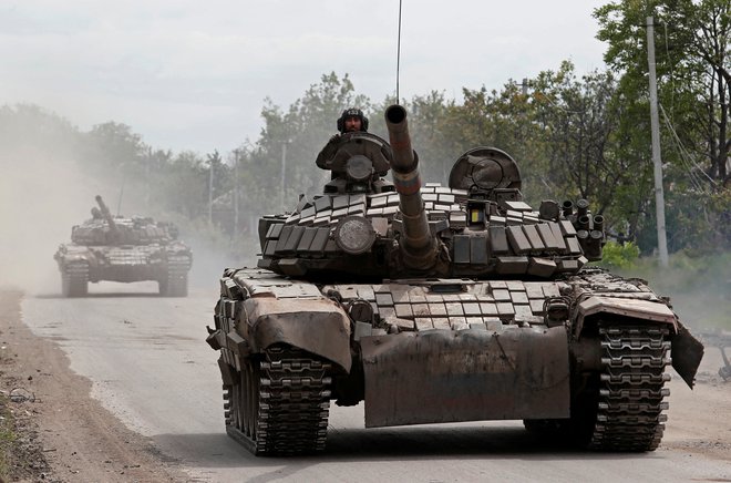 Tanki na ulicah mesta Popasna v luganski regiji. FOTO: Alexander Ermochenko/Reuters
